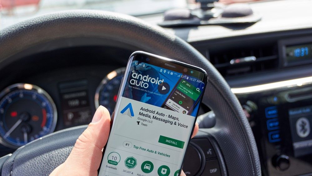 В Android Auto появился новый темный режим, но Google убивает версию смартфона