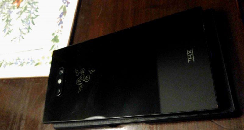 Razer: появился прототип Razer Phone 2 с 512 ГБ памяти, двойной SIM-картой и логотипом THX