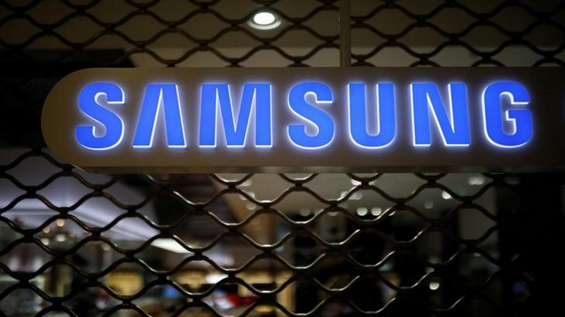 Samsung Galaxy Спорт выглядит отфильтрованным, показывая весь свой дизайн