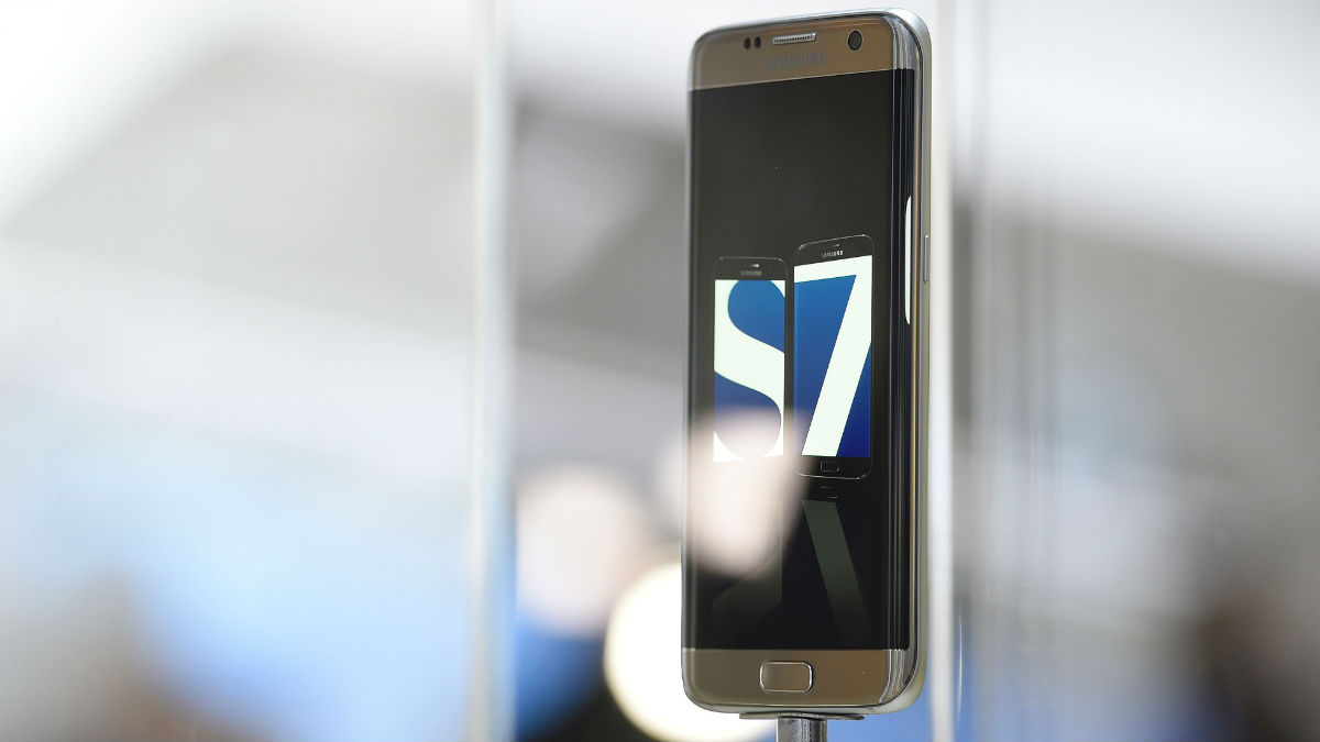 Samsung может выпустить два изгибающихся телефона в 2017 году
