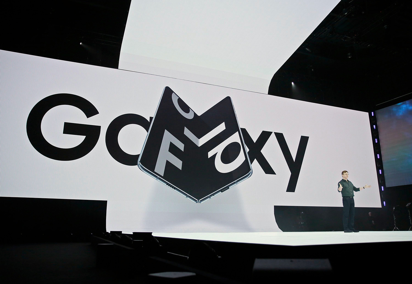 После всего этого времени Samsung Galaxy Fold  наконец собирается выпустить