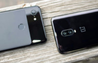 OnePlus 6T рядом с Google Pixel 3 XL.