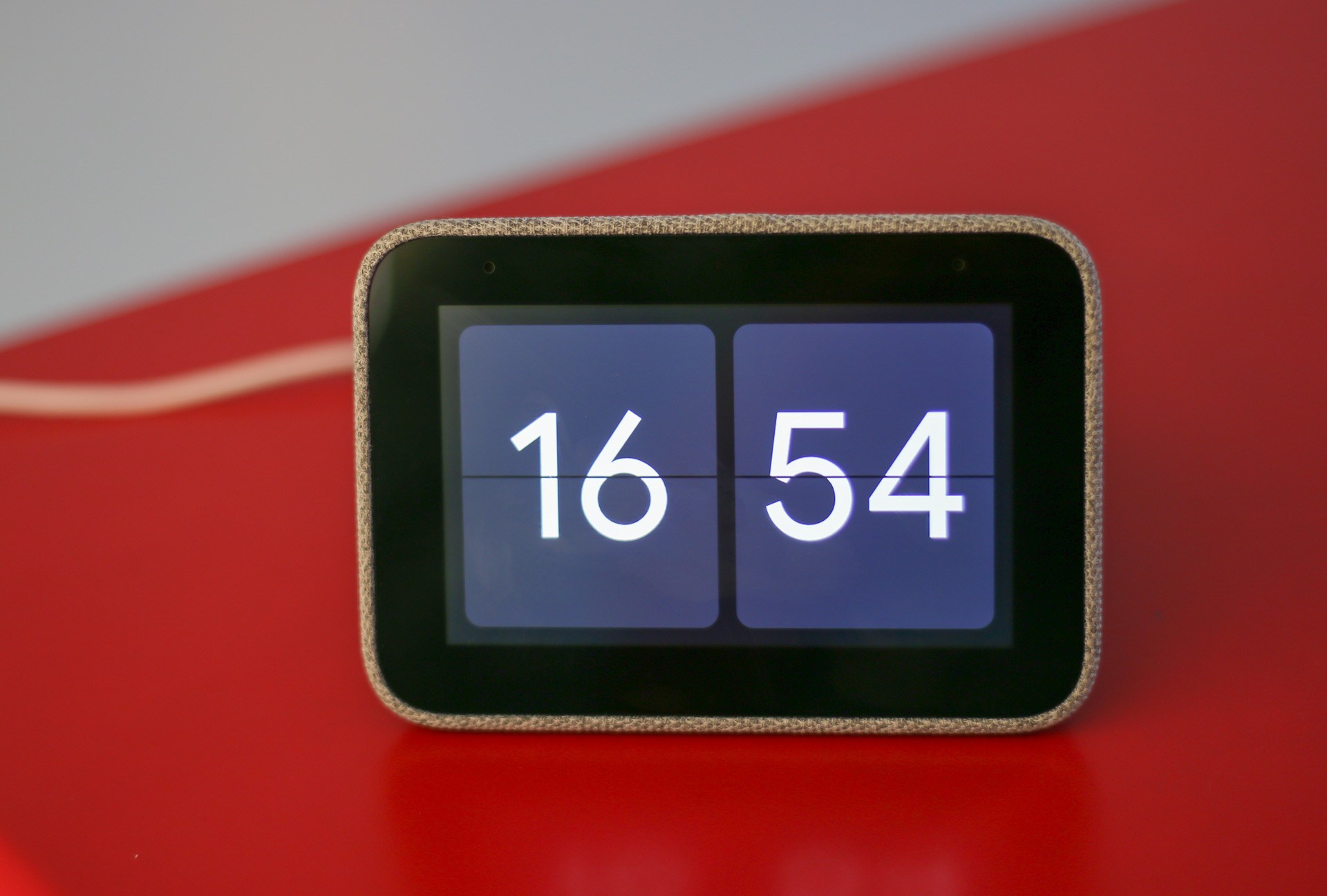 Обзор Lenovo Smart Clock: простой, но обтекаемый