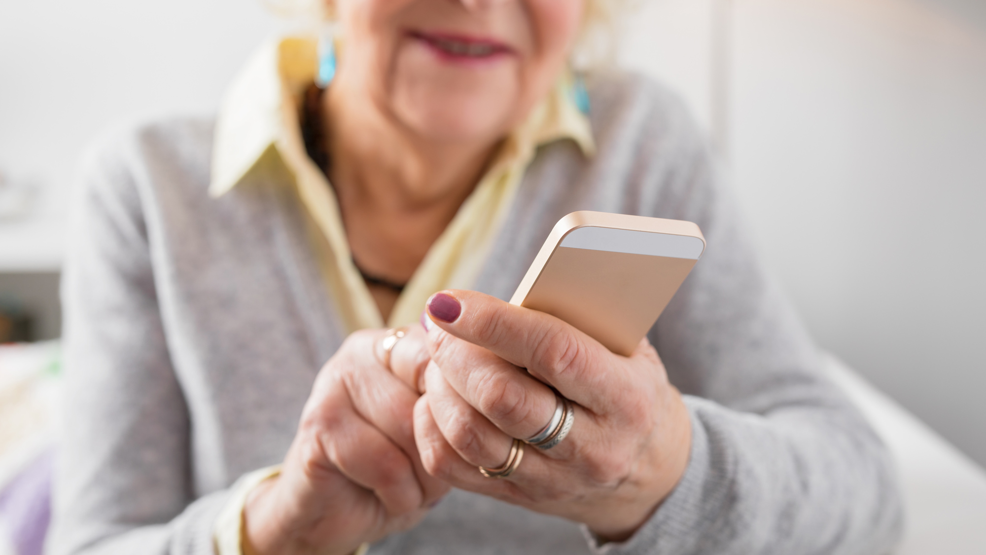 Лучший простой мобильный телефон для пожилых людей: простой в использовании Android, Apple и особенность телефонов для пожилых людей