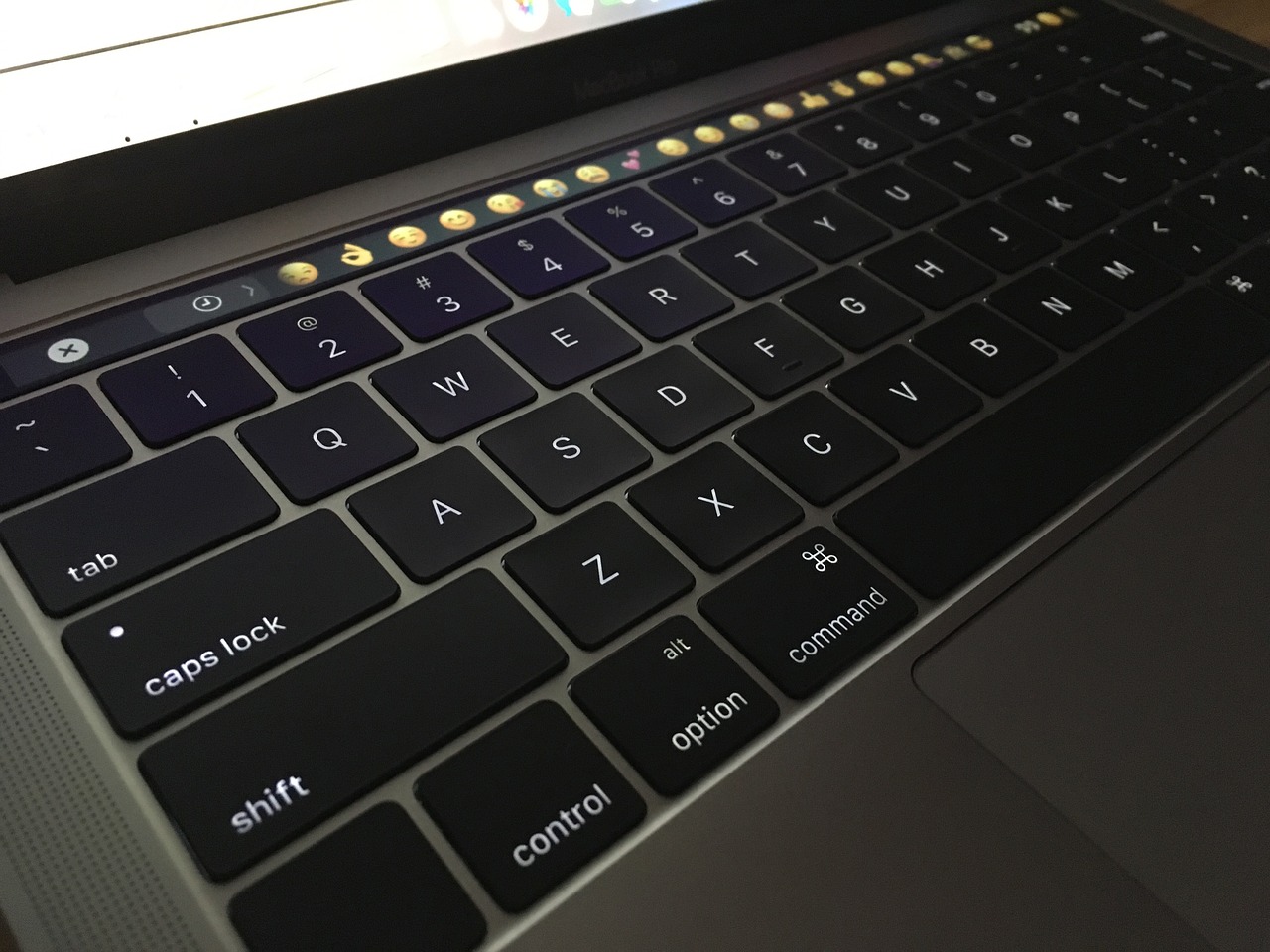 Apple может отказаться от спорного дизайна вашего MacBook клавиатуры