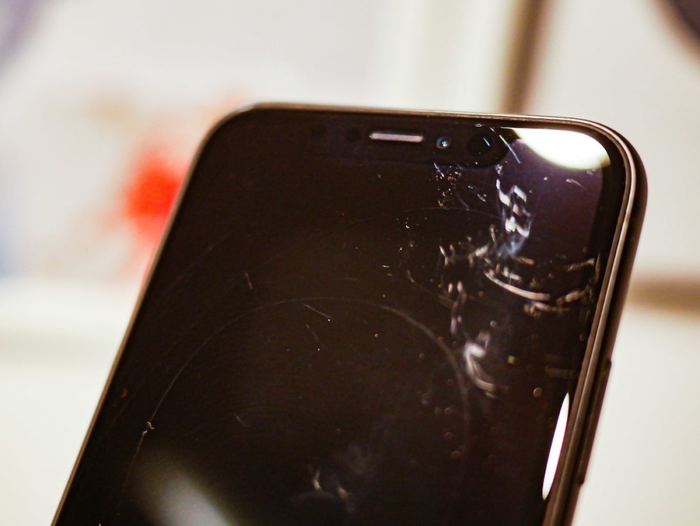 iPhone - экран, поцарапанный линзой другого iPhone