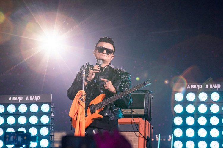 Основатель Alibaba Джек Ма, одетый как рок-звезда на своей вечеринке