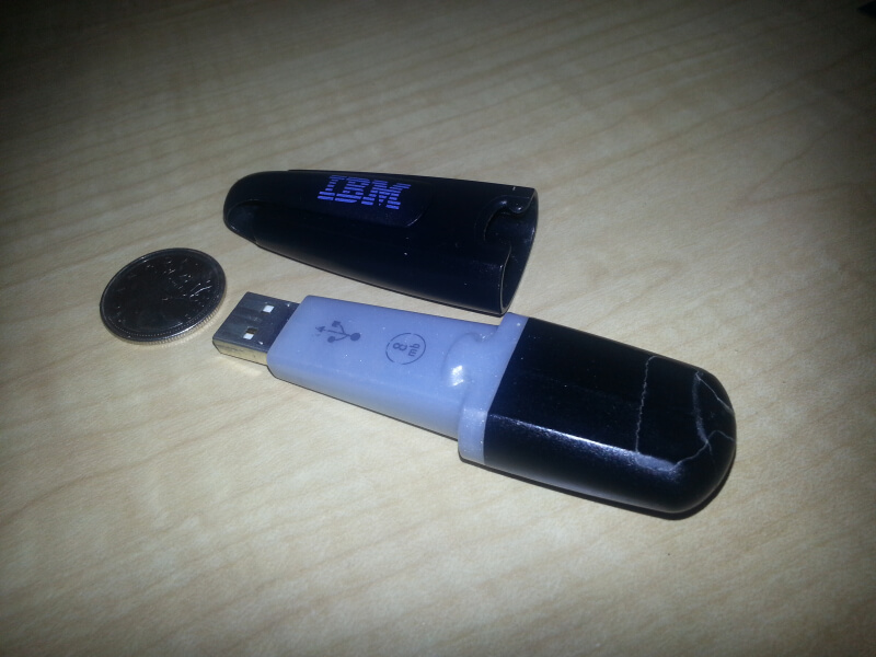 Сколько памяти предоставил первый USB-накопитель?