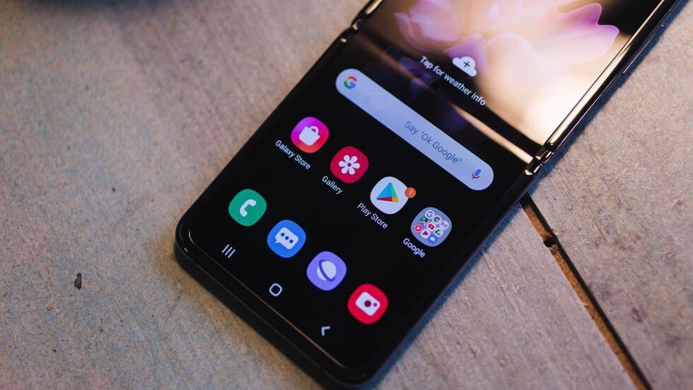 Самсунг Самсунг Galaxy Z Flip представляет функции дисплея смартфона