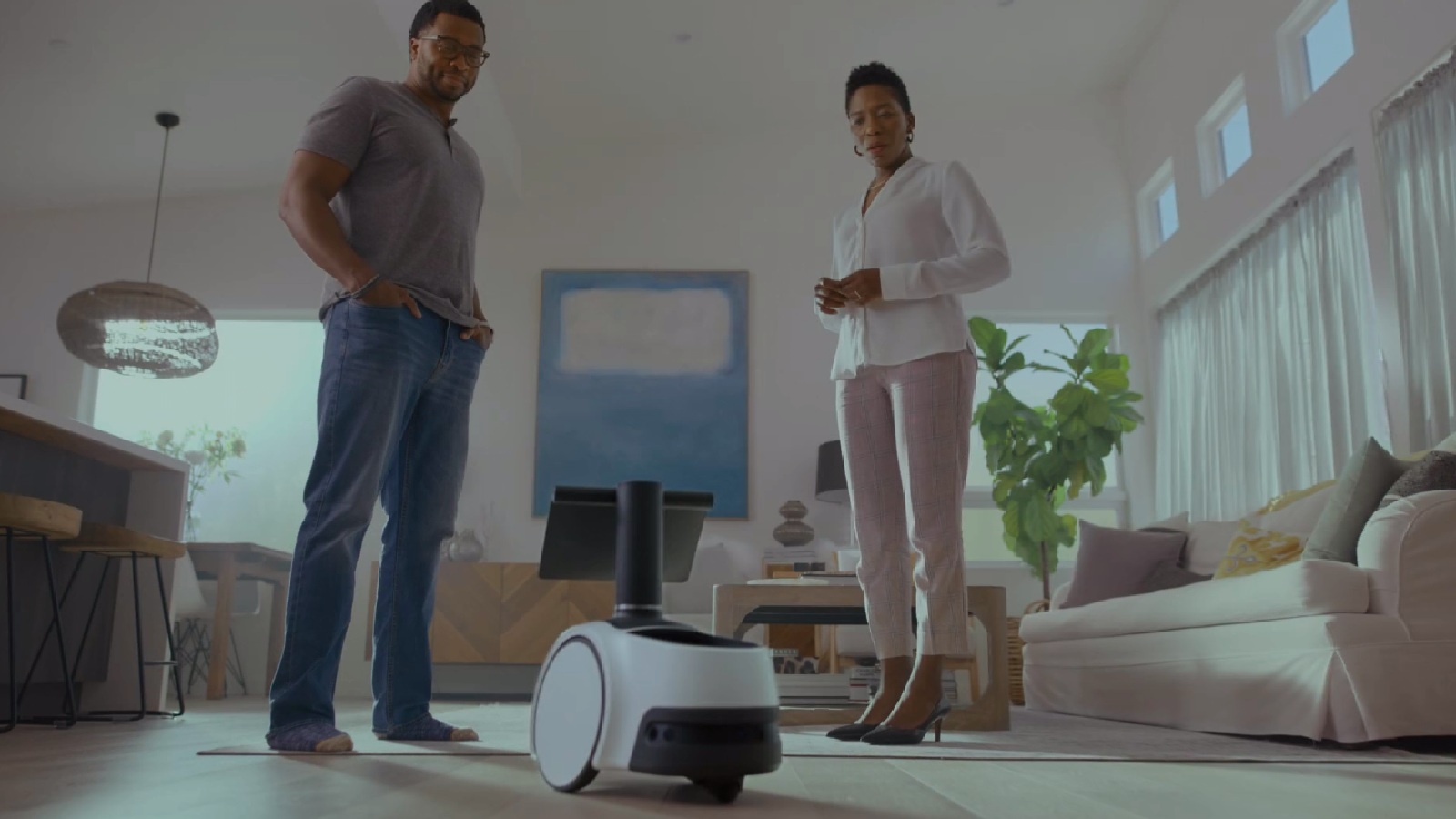 Amazon представляет домашнего робота Astro, который отправляет оповещения, если обнаруживает неопознанного человека