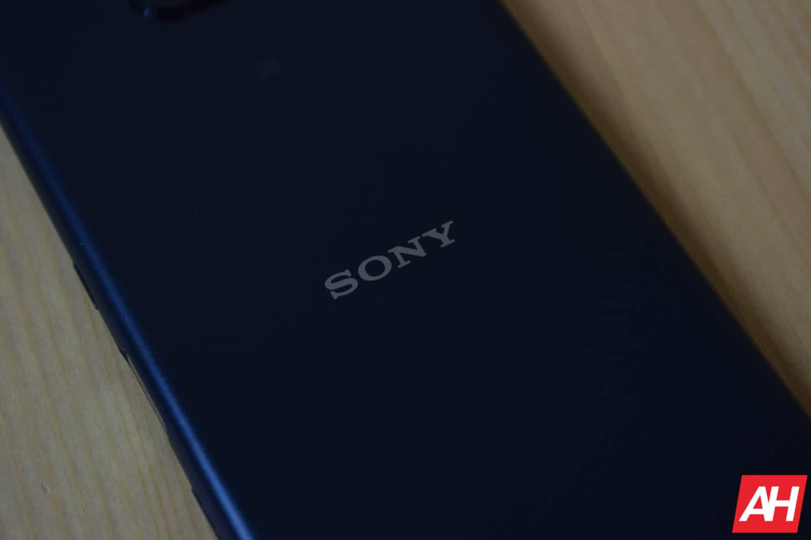 Sony патентует дизайн телефона с двойным раскрывающимся и раскрывающимся механизмом