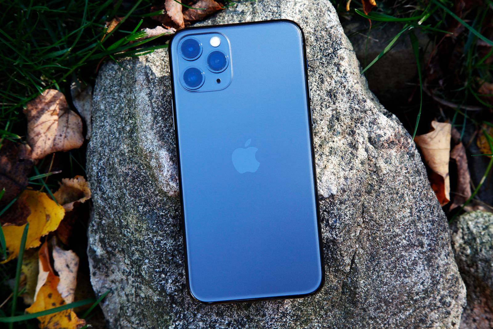 iPhone 11 Pro продержался 30 дней на дне замерзающего озера