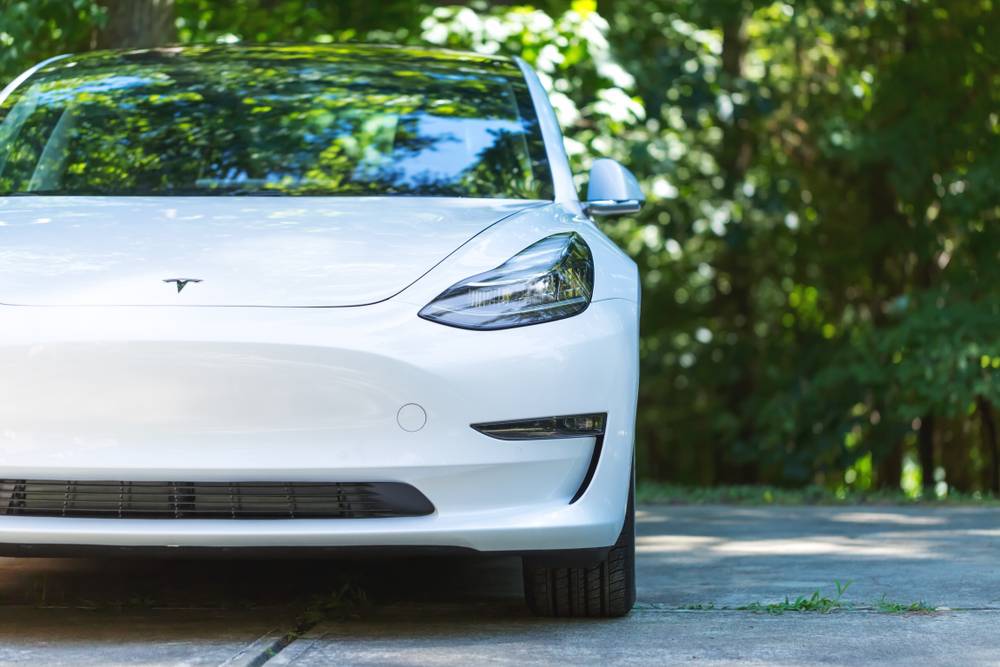 Илон Маск говорит, что ваш Tesla сможет высадить вас и припарковаться в конце этого года