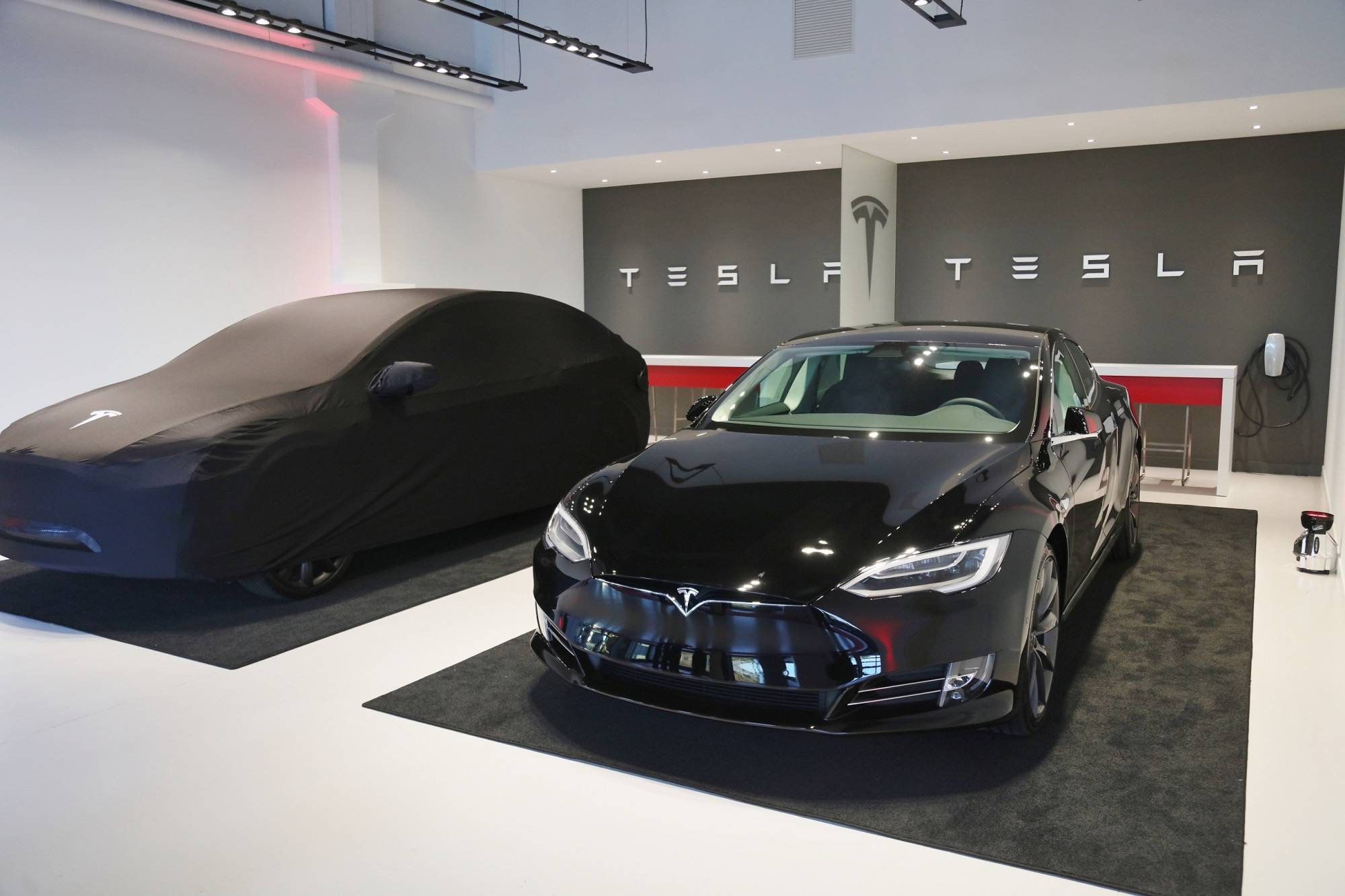 Обновление Tesla: стриминг Disney +, режим автомойки и автоматическое затемнение зеркала