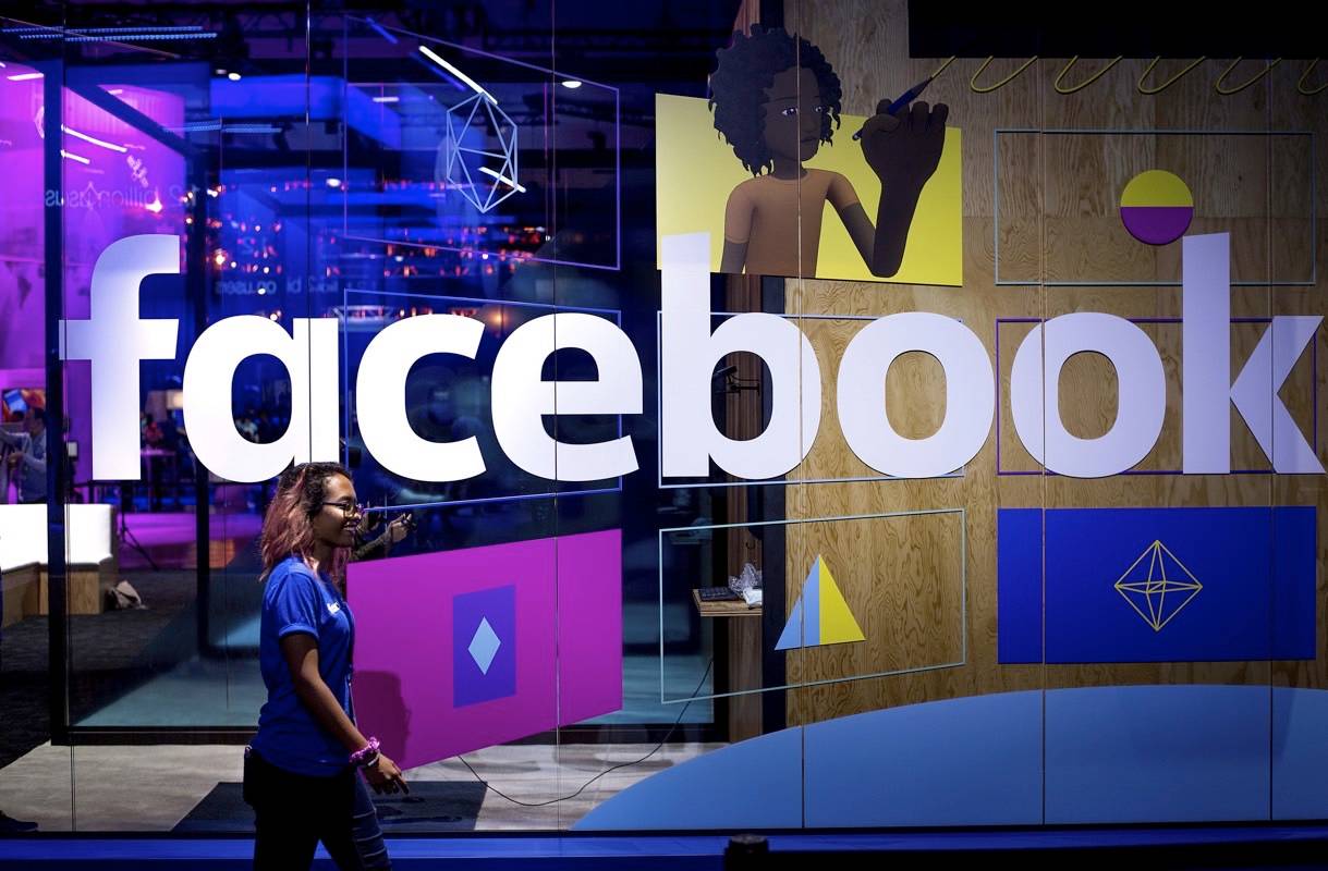 Удаляет звезду "Звездных войн" Facebook аккаунт из-за политической политики в отношении рекламы