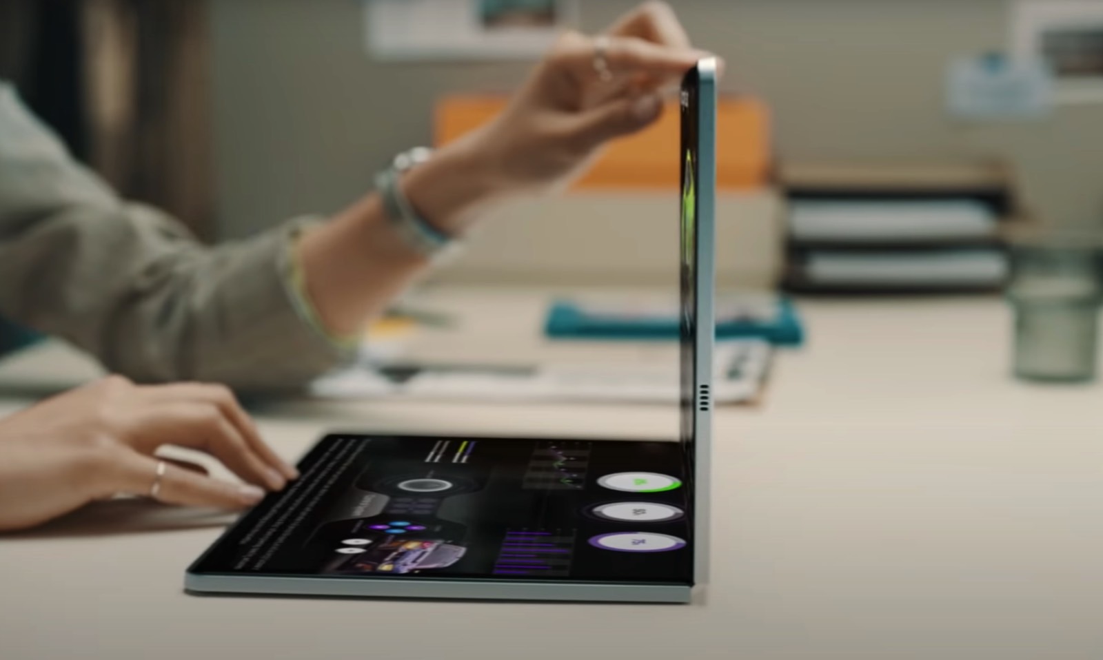 Samsung скоро может выпустить 17-дюймовый складной ноутбук