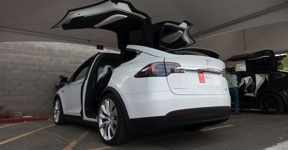 Техасские полицейские подали на Tesla в суд после того, как Model X на автопилоте врезалась в пятерых офицеров