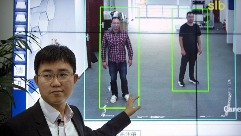 Технология от китайской компании для распознавания людей по их прогулкам