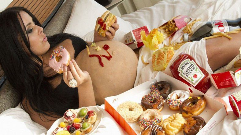 Употребление фаст-фуда во время беременности подвергает риску вашего ребенка