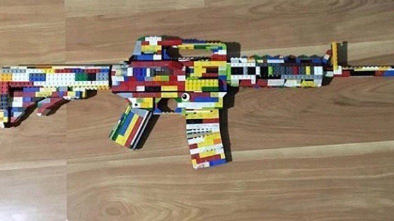 Подростка арестовали за то, что он поделился винтовкой, которую он сделал из Lego!