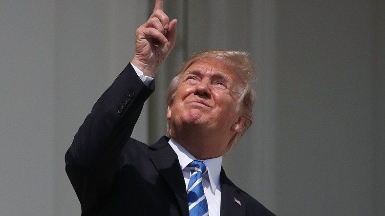 Güneş Tutulması’na Çıplak Gözle Bakan ABD Başkanı Trump, Sosyal Medyanın Diline Fena Düştü