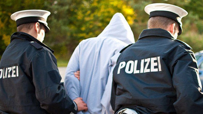 в Германии Facebook Совершите набег на 36 домов из-за их долей!