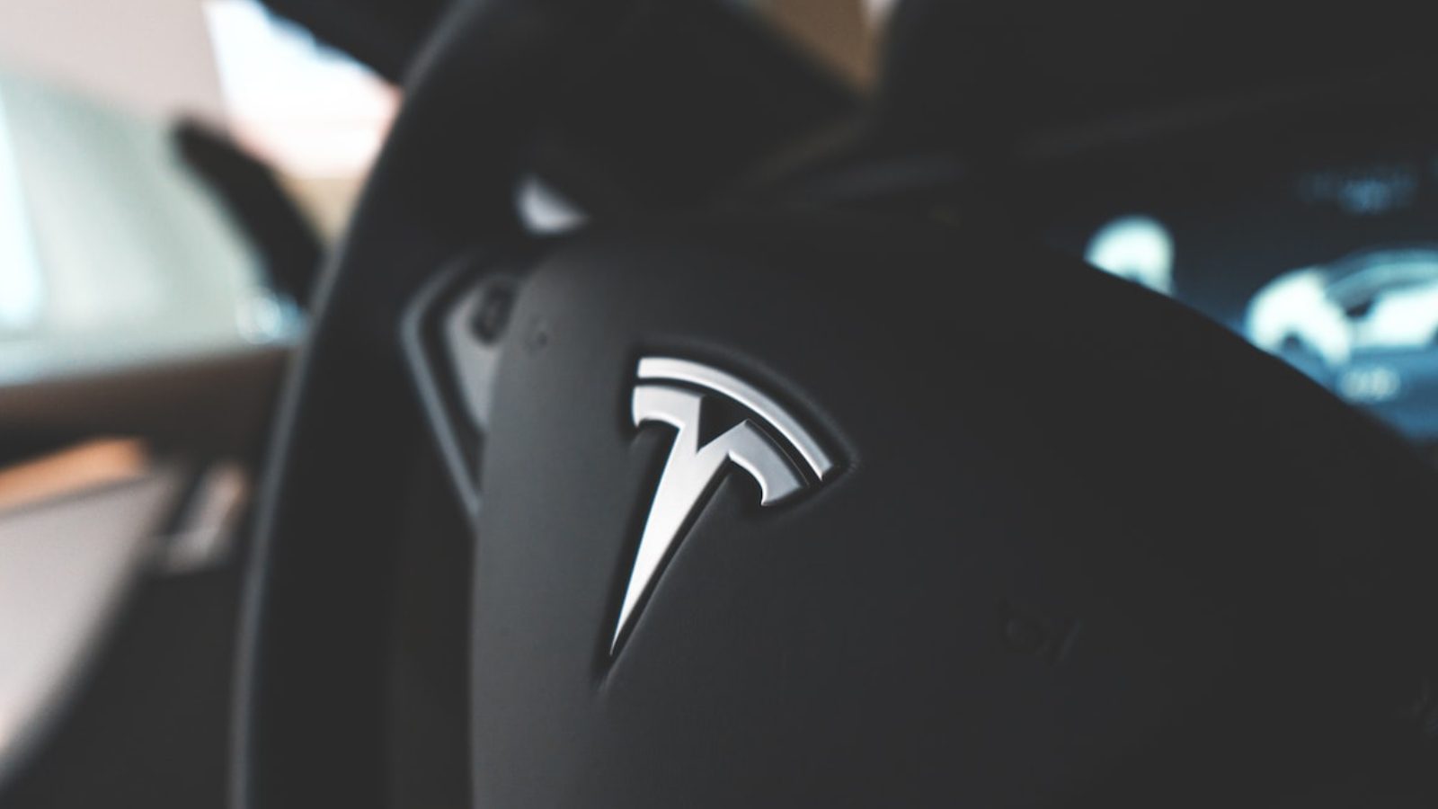 Tesla объединилась со швейцарской компанией по производству автомобильных чипов