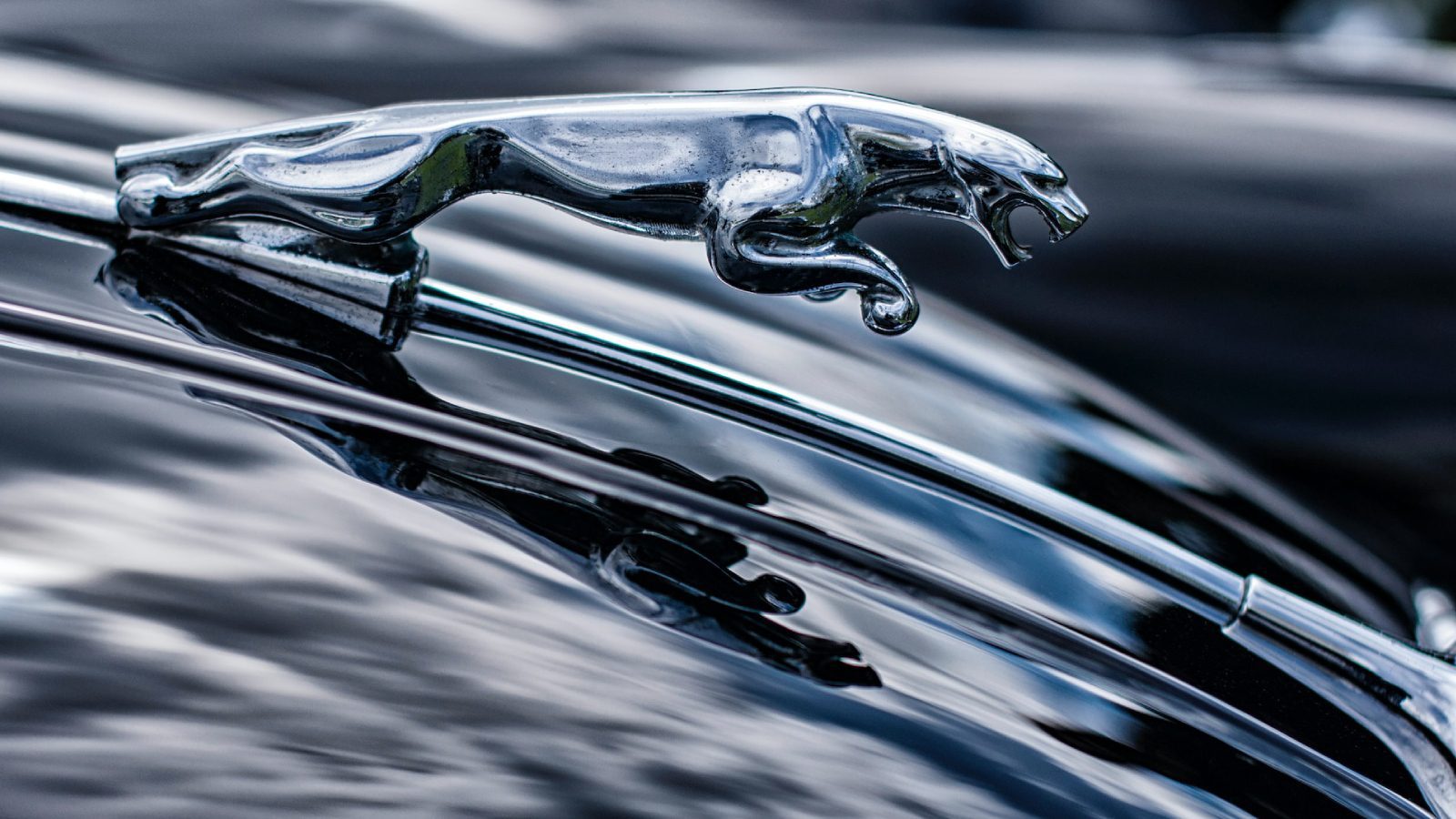 После Mercedes и Polestar, теперь Jaguar также начинает использовать зарядные устройства Tesla