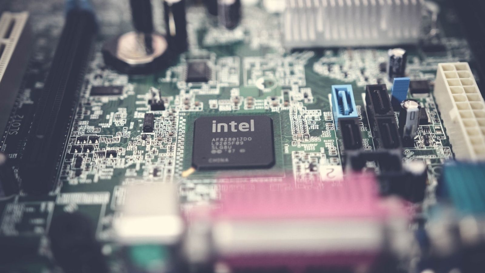 Intel выпускает процессоры нового поколения Xeon W-3300