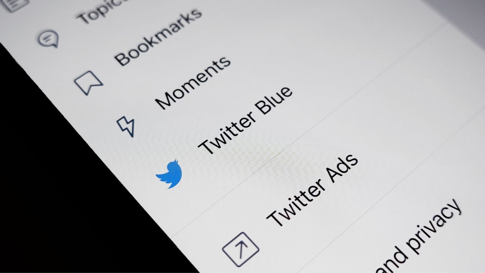 Twitter Пилотная работа по предоставлению возможности добавлять в твиты отдельные предупреждения о содержании