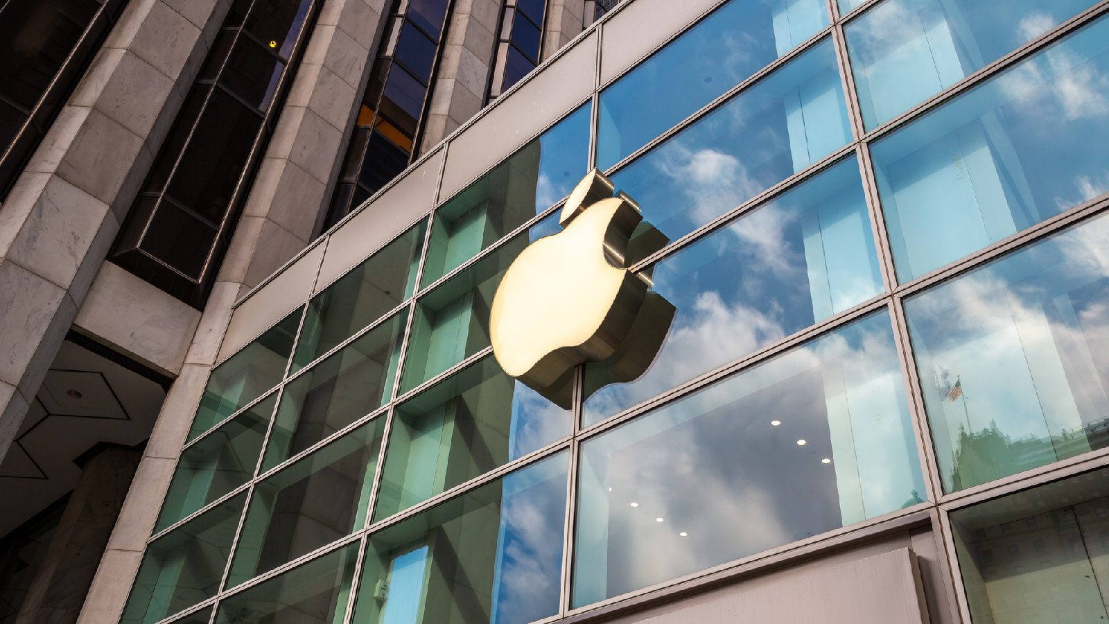 Вести: Apple По словам сотрудников, клиенты в безопасности после ситуации с заложниками в магазине