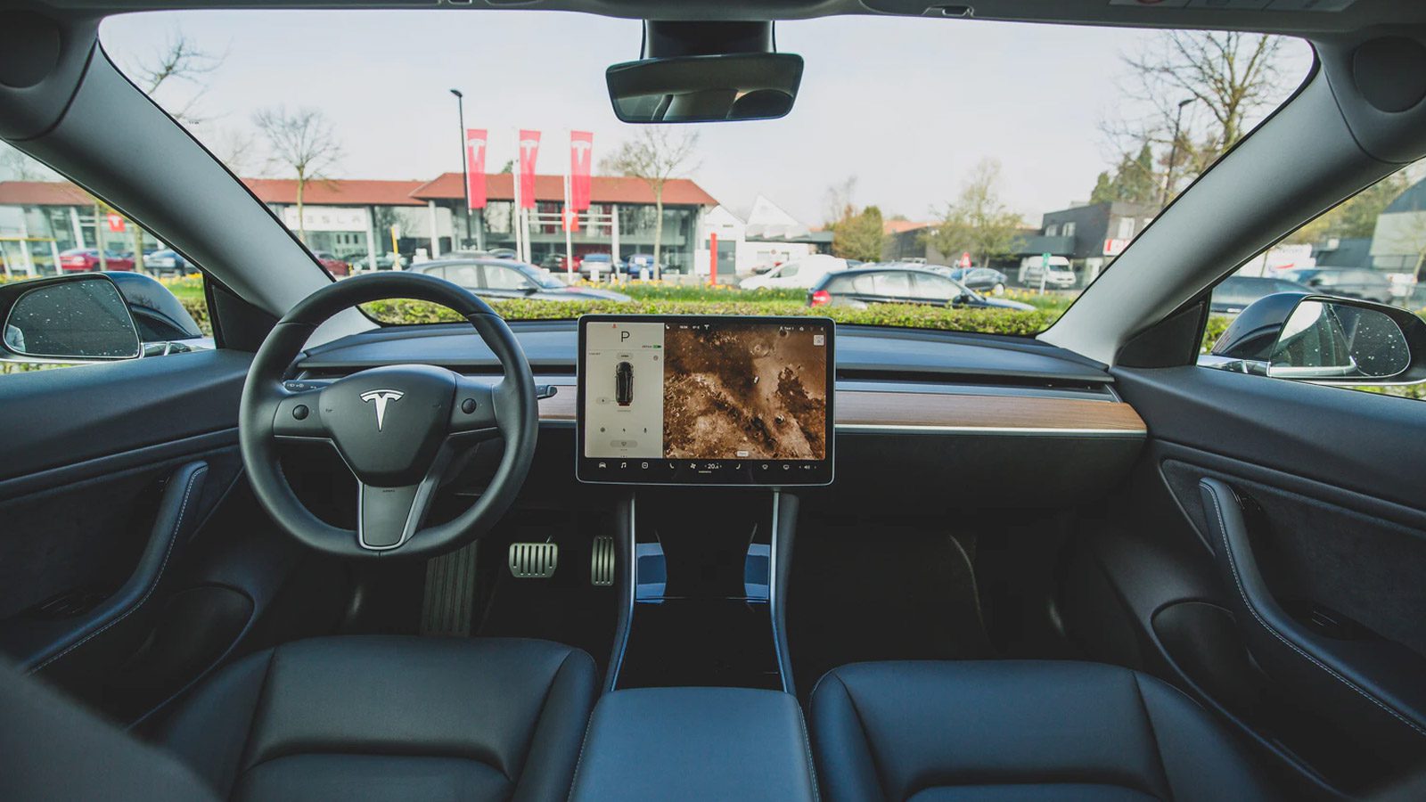 Компания по производству электромобилей Tesla выпускает систему мониторинга водителя с помощью камеры в салоне