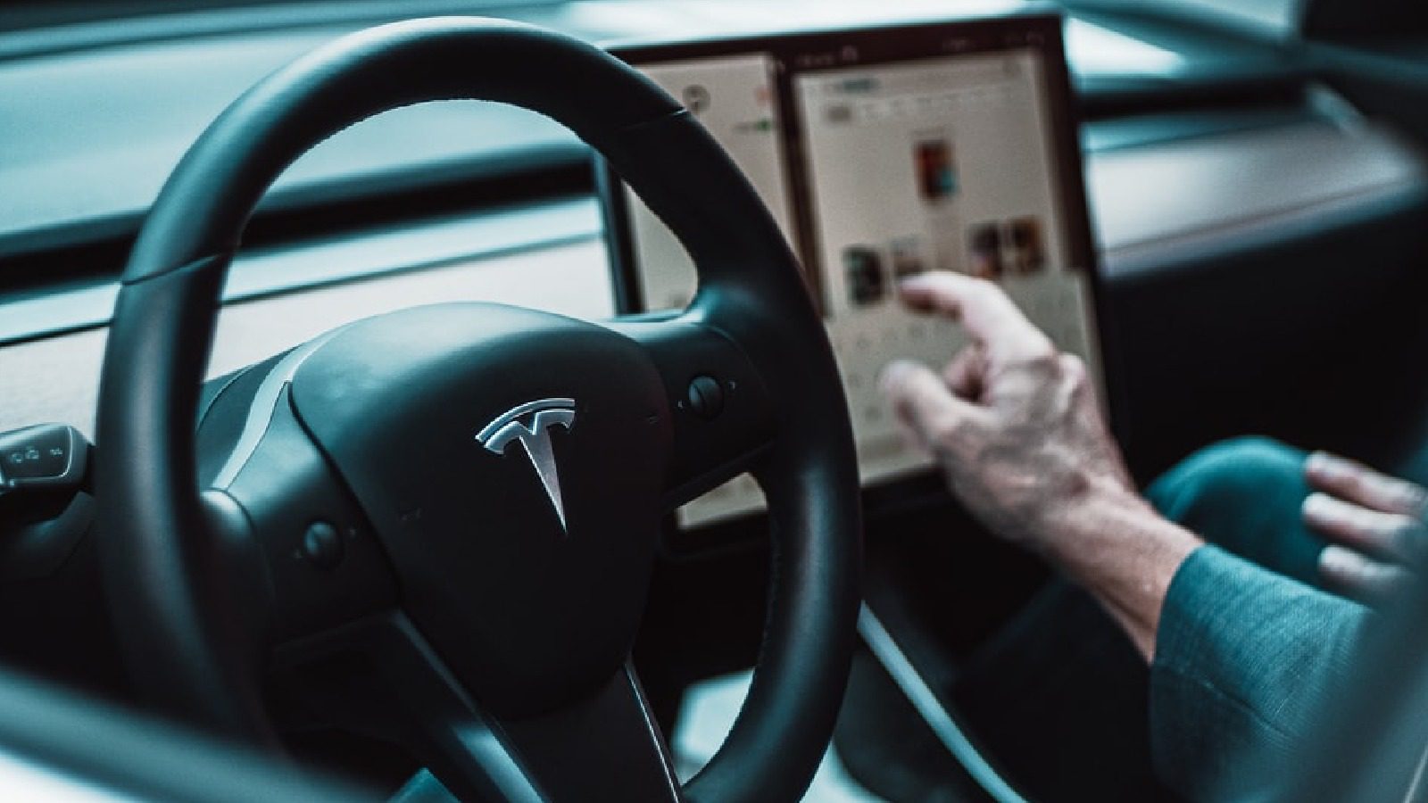 Новая функция Tesla отключит управление сиденьем при «чрезмерных» изменениях