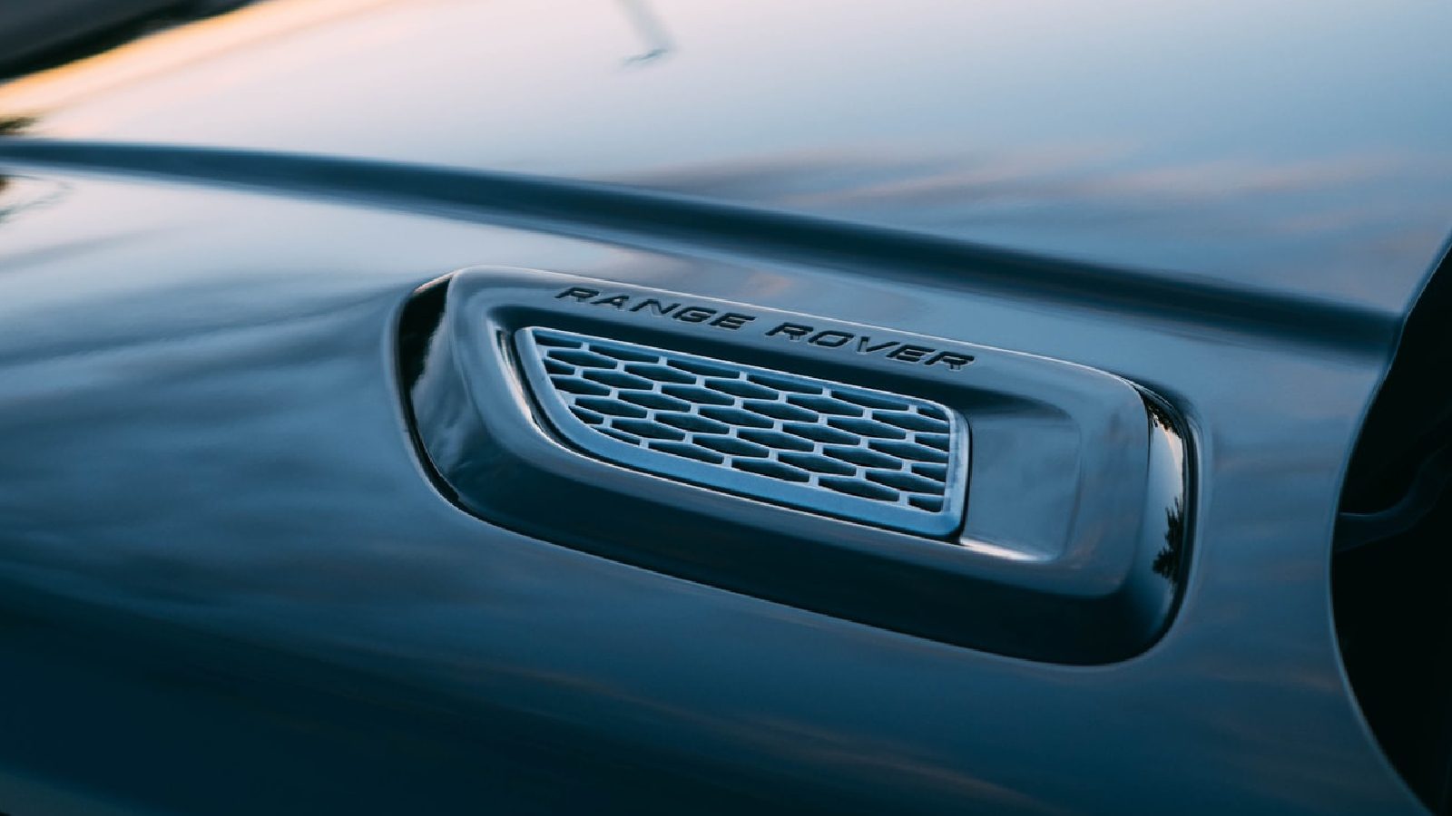 Самый динамичный Range Rover Sport официально поступит в продажу завтра, 10 мая