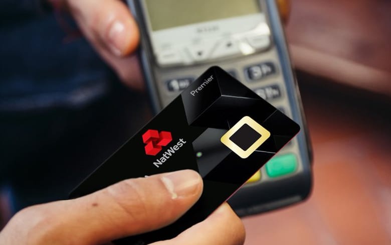 NatWest тестирует современную банковскую карту с биометрическими отпечатками пальцев на 200 клиентах