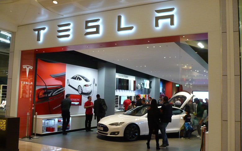 Tesla поднимет цены на свои автомобили и закроет меньше магазинов, чем было объявлено