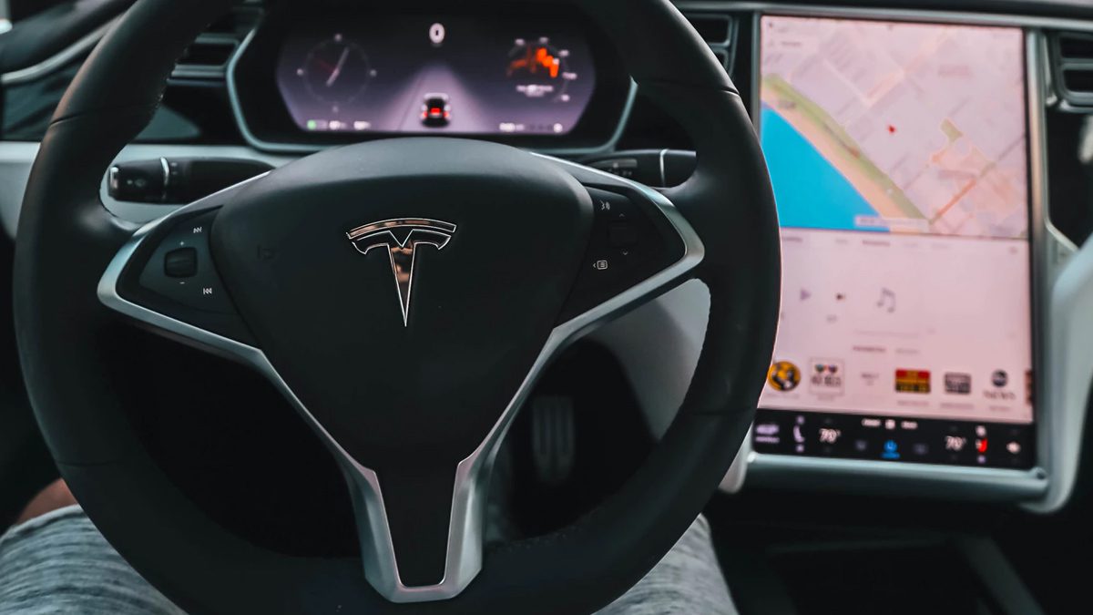 Илон Маск на выставке E3 объявил, что Youtube появится в автомобилях Tesla