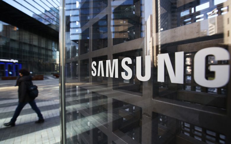 Футуристический дизайн Samsung демонстрирует полноэкранный смартфон с несколькими дисплеями