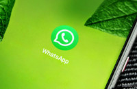 Значок приложения WhatsApp крупным планом на смартфоне для лучших приложений чата для списка Android
