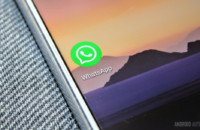 Крупным планом значок приложения WhatsApp на смартфоне.