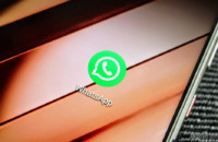 Крупным планом значок приложения WhatsApp на смартфоне. Это рекомендуемое изображение для самых распространенных приложений на Android