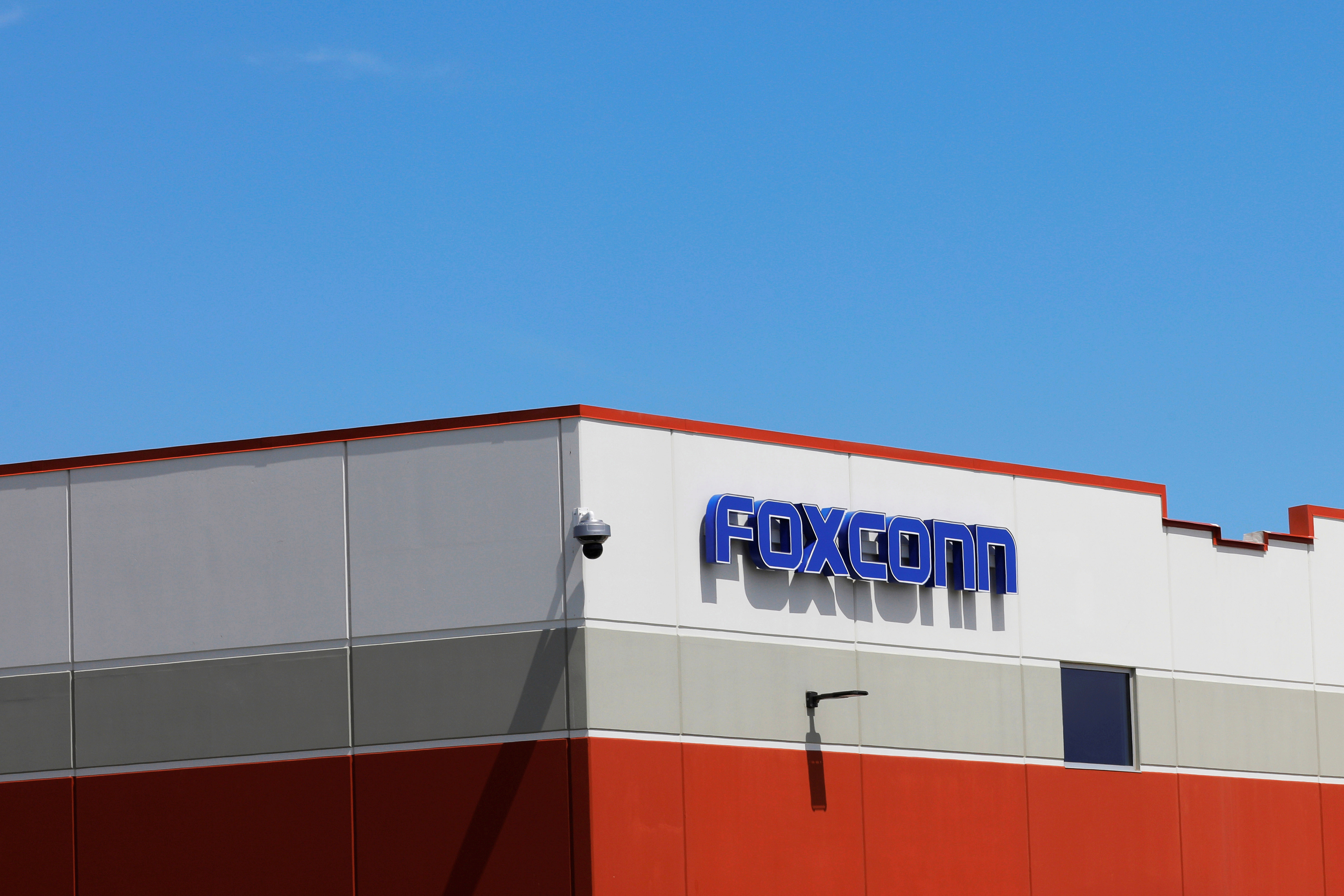   Foxconn сказал, что он будет гарантировать, что он не нарушает законы о труде - в то время как Amazon сказал, что начал расследование