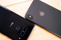 LG V40 слева, iPhone XS Max справа.