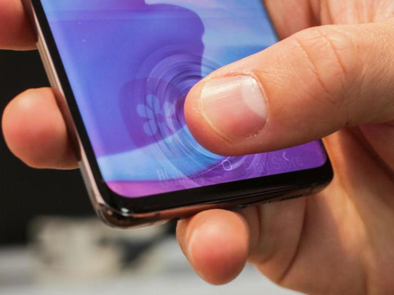 Galaxy S10 поставляется с защитой экрана, поскольку другие могут заблокировать датчик отпечатков пальцев