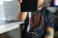 Мужчина держит телефон с ключом Google вместо наушников USB-C.
