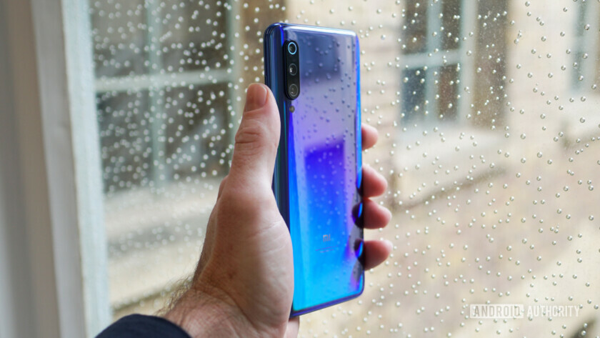 Xiaomi Mi 9 синий в руке