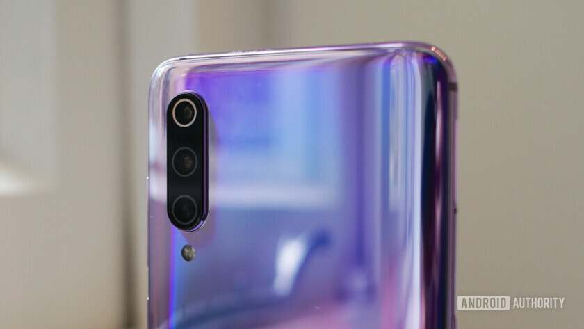 Xiaomi Mi 9 тройная камера деталь фиолетовый 1
