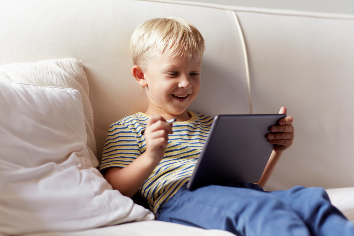 Дети, которые играют с планшетами и smartphones исследователи предупреждают, что лишены драгоценного сна