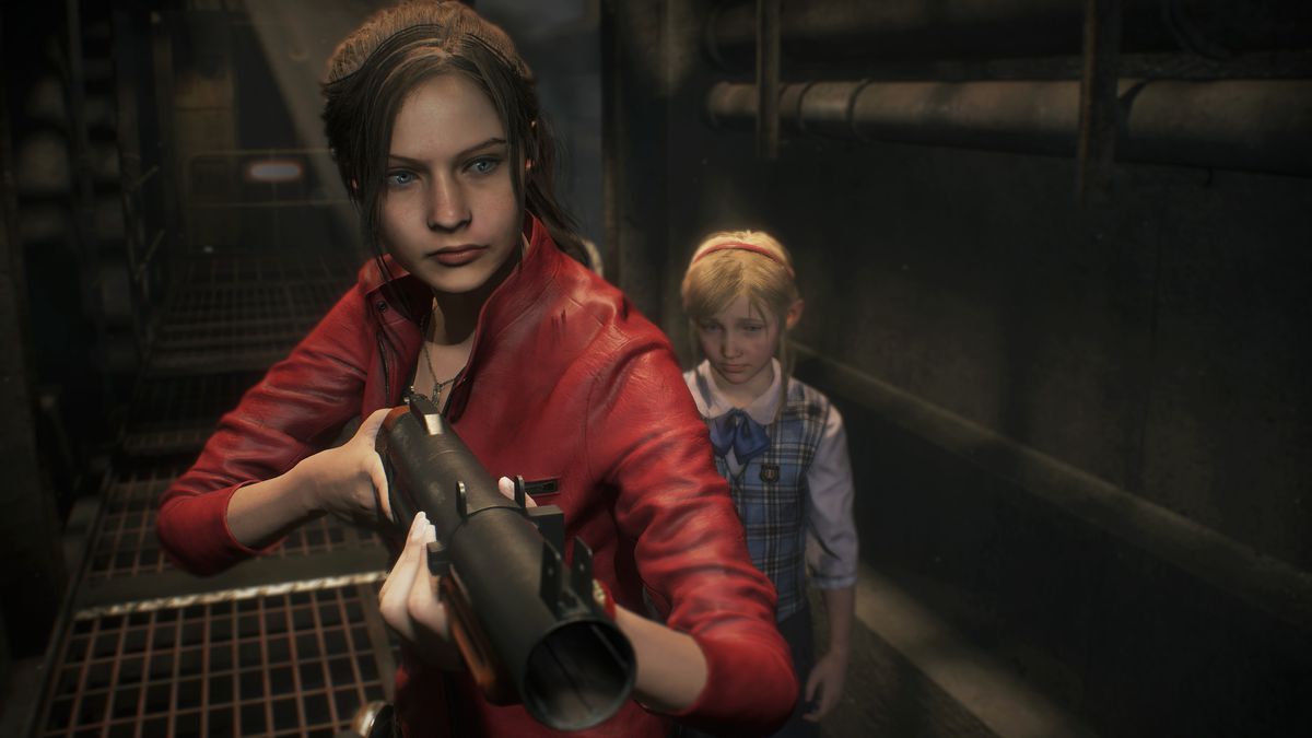 Клэр направляет свой пистолет в темноту в Resident Evil 2