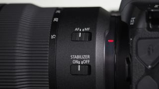 Canon RF 15-35mm f / 2L обладает 5-ступенчатым стабилизатором изображения Canon, который хорошо работает